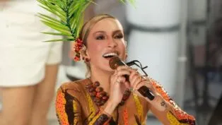 Claudia Leitte no trio em Salvador