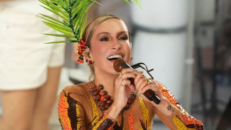 Claudia Leitte no trio em Salvador