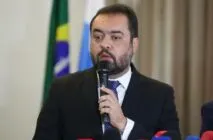 Cláudio Castro fala ao microfone durante evento