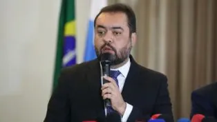 Cláudio Castro fala ao microfone durante evento