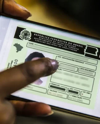 Celular mostra um exemplo de Carteira Nacional de Habilitação (CNH) digital