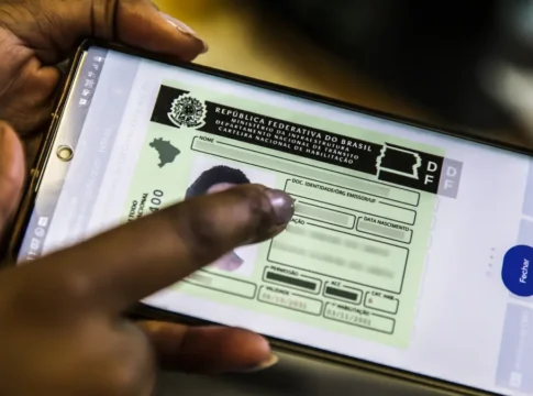 Celular mostra um exemplo de Carteira Nacional de Habilitação (CNH) digital