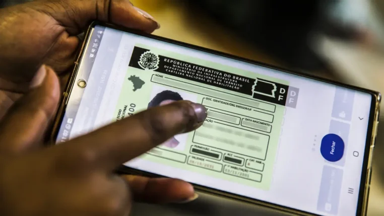 Celular mostra um exemplo de Carteira Nacional de Habilitação (CNH) digital