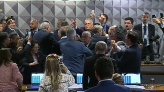 Deputados trocam empurrões em meio à briga generalizada durante CPMI