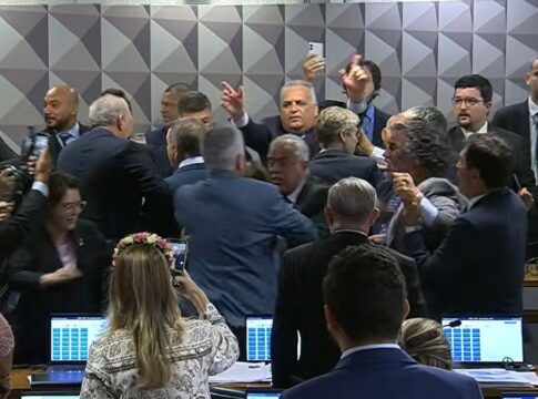 Deputados trocam empurrões em meio à briga generalizada durante CPMI