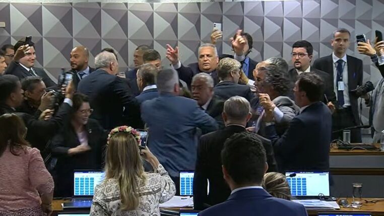Deputados trocam empurrões em meio à briga generalizada durante CPMI