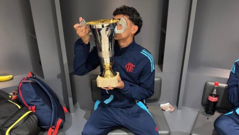 O Corinthians avançou pela contratação de Levy Dias, zagueiro do Flamengo que era capitão e tinha fama de "zagueiro-artilheiro"