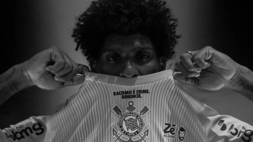 O Corinthians vai entrar em campo contra o Cruzeiro com uma camisa de protesto contra o racismo