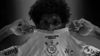 O Corinthians vai entrar em campo contra o Cruzeiro com uma camisa de protesto contra o racismo
