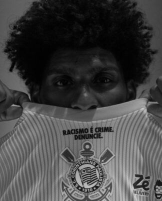 O Corinthians vai entrar em campo contra o Cruzeiro com uma camisa de protesto contra o racismo