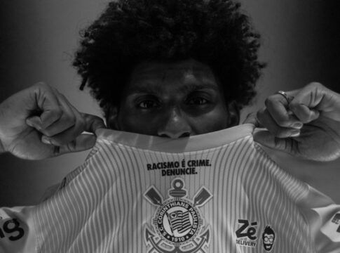 O Corinthians vai entrar em campo contra o Cruzeiro com uma camisa de protesto contra o racismo