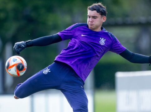 Gustavo Milani, de 16 anos, foi relacionado pelo Corinthians para enfrentar o Cruzeiro pelo Brasileirão
