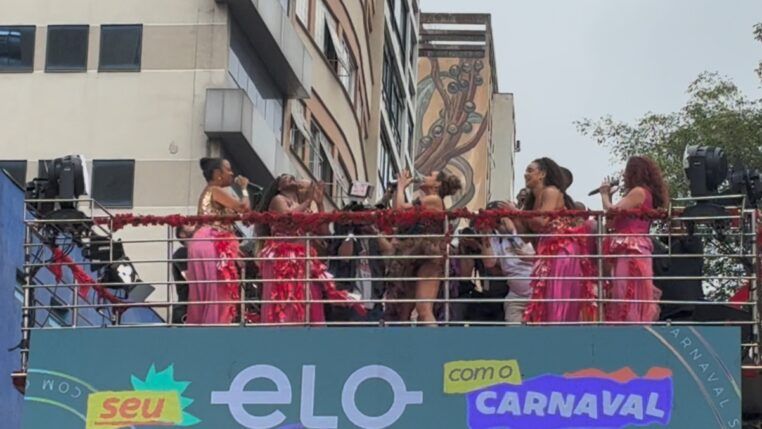Daniela Mercury canta em seu bloco na Rua da Consolação