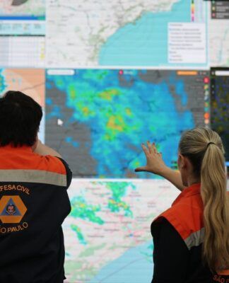 Chuvas bloqueiam rodovias e deixam mais de 130 desalojados no litoral de SP