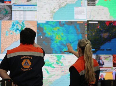 Chuvas bloqueiam rodovias e deixam mais de 130 desalojados no litoral de SP
