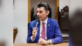 Delegado fala ao microfone durante entrevista