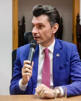 Delegado fala ao microfone durante entrevista