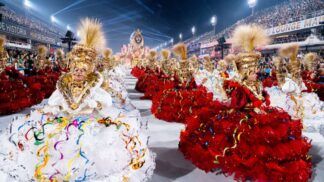 Mulheres da Viradouro desfilam na Sapucaí, no Rio de Janeiro