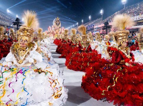 Mulheres da Viradouro desfilam na Sapucaí, no Rio de Janeiro