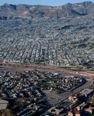 Imagem aérea mostra a cidade de El Paso, no Texas, Estados Unidos, na fronteira com o México