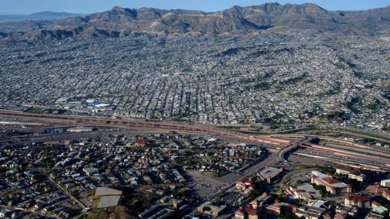 Imagem aérea mostra a cidade de El Paso, no Texas, Estados Unidos, na fronteira com o México