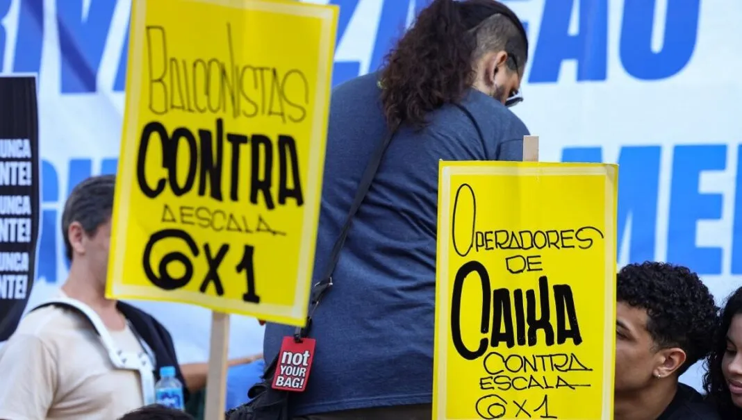 to do Dia do Trabalhador pede o fim da escala 6x1 e melhores condições de trabalho e renda, na Cinelândia, no centro da capital fluminense.