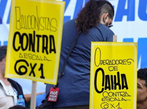 to do Dia do Trabalhador pede o fim da escala 6x1 e melhores condições de trabalho e renda, na Cinelândia, no centro da capital fluminense.
