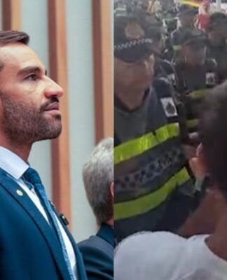 Imagem dividida ao meio. À esquerda, um homem de terno azul e barba olha para o horizonte. À direita, uma cena de conflito embaçada mostra policiais com coletes refletivos amarelos em meio a uma aglomeração de pessoas em um ambiente externo.