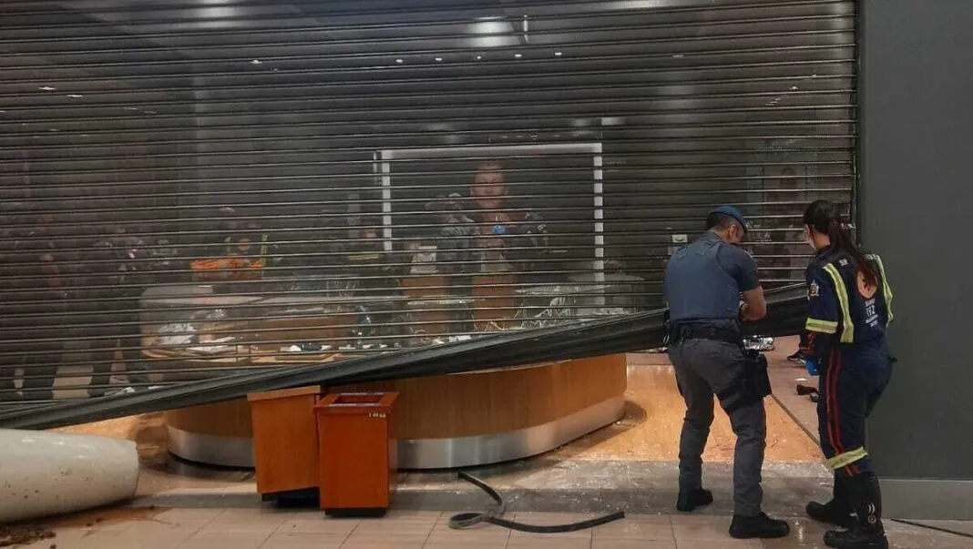 Policiais chegam à loja da Vivara após assassinato de funcionária