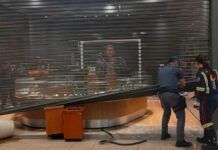 Policiais chegam à loja da Vivara após assassinato de funcionária