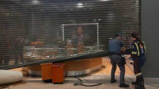 Policiais chegam à loja da Vivara após assassinato de funcionária