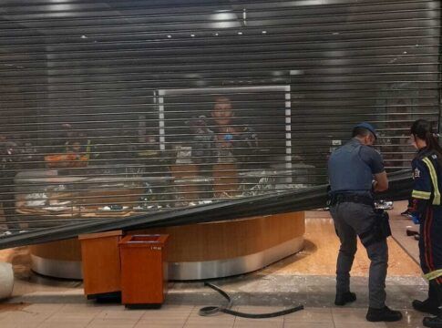 Policiais chegam à loja da Vivara após assassinato de funcionária