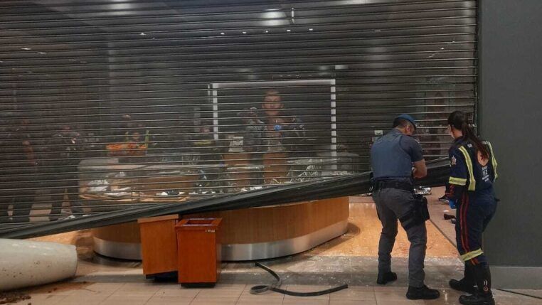 Policiais chegam à loja da Vivara após assassinato de funcionária