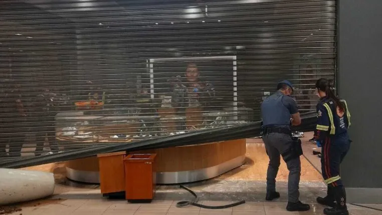 Policiais chegam à loja da Vivara após assassinato de funcionária