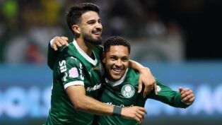 Flaco López e Vitor Roque abraçados com a camisa do Palmeiras