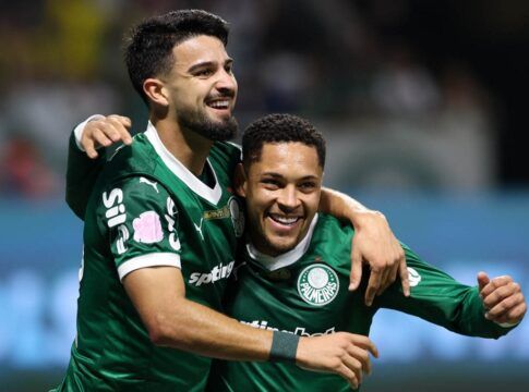 Flaco López e Vitor Roque abraçados com a camisa do Palmeiras