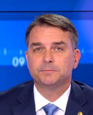 Flávio Bolsonaro critica Macron e o chama de incompetente durante visita à França
