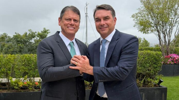 Tarcísio de Freitas recebe Flávio Bolsonaro no Palácio dos Bandeirantes em SP