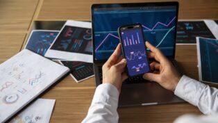 Trabalhadores de escritório que usam gráficos financeiros