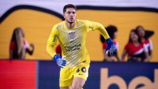 Felipe Longo, goleiro do Corinthians, sofreu um estiramento no ligamento do cotovelo direito