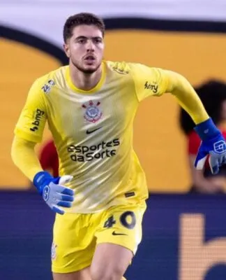 Felipe Longo, goleiro do Corinthians, sofreu um estiramento no ligamento do cotovelo direito