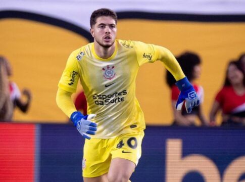 Felipe Longo, goleiro do Corinthians, sofreu um estiramento no ligamento do cotovelo direito