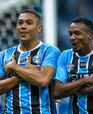 Carlos Vinícius, do Grêmio, comemora gol contra o Novo Hamburgo pelo Gauchão 2026