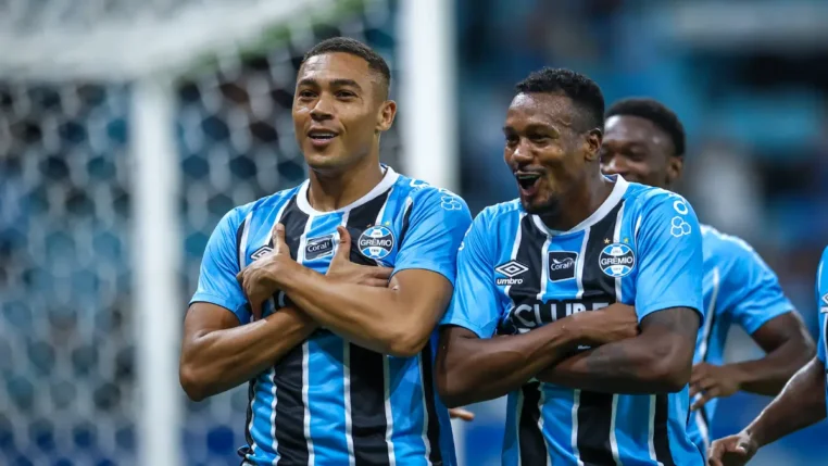 Carlos Vinícius, do Grêmio, comemora gol contra o Novo Hamburgo pelo Gauchão 2026