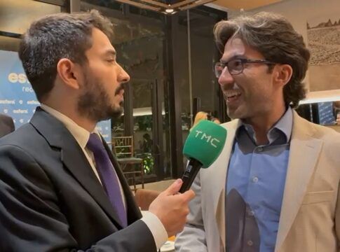 João Sabino, diretor de políticas públicas do iFood, dá entrevista ao jornalista Rafael Thebas, da TMC