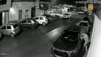 Câmera de segurança mostra roubo de carro em Brasília