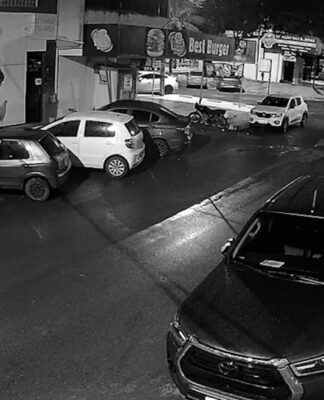 Câmera de segurança mostra roubo de carro em Brasília