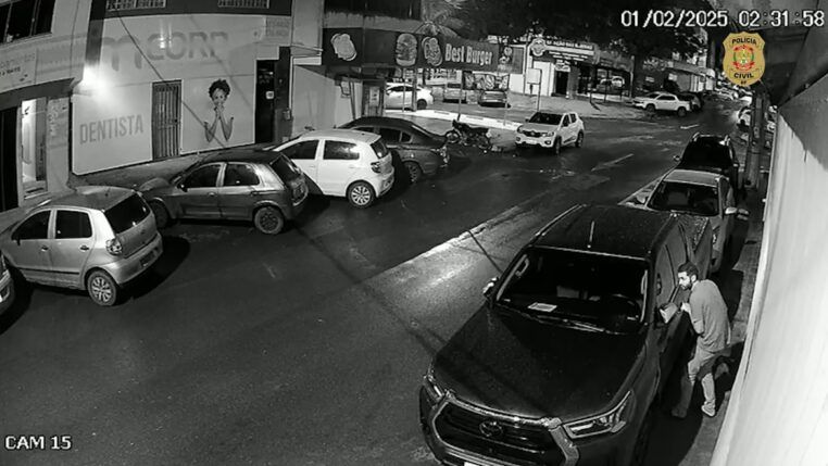 Câmera de segurança mostra roubo de carro em Brasília