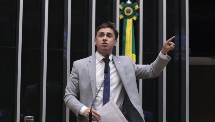 Nikolas Ferreira discursa no plenário da Câmara dos Deputados