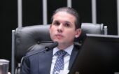 Hugo Motta na cadeira de presidente da Câmara